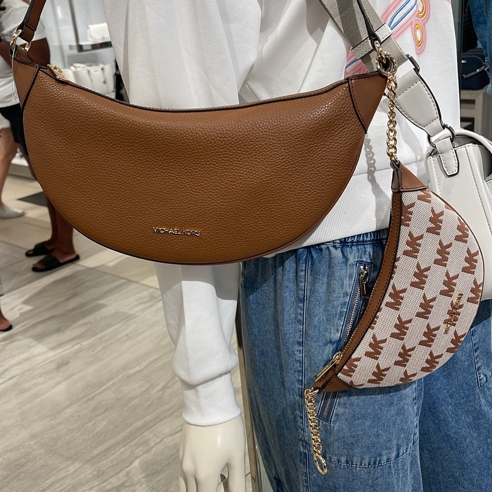 MICHAEL KORS Hollis Medium 2-in-1 Pebbled Leather and Logo Jacquard Shoulder Bag - Picture 15 of 16